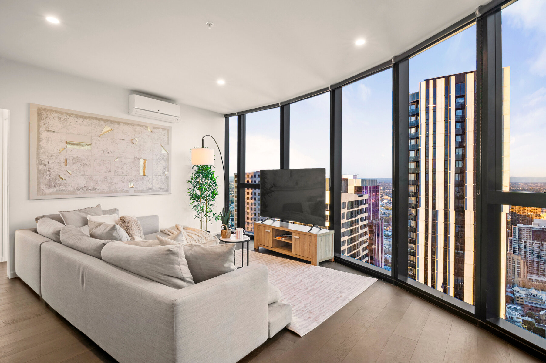 Panorama Skyline — city-view lounge
